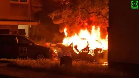 Pożar samochodów na Pradze. "Opony wybuchały"