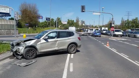 Duże utrudnienia po zderzeniu na rondzie Zesłańców Syberyjskich