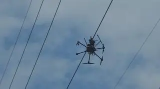 Dron zawisł na linii