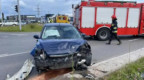 Zderzenie dwóch aut. Trzy osoby trafiły do szpitala, w tym dwoje dzieci