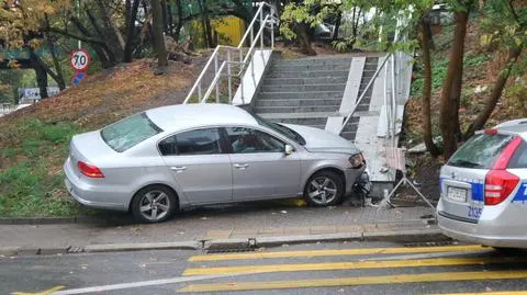 Volkswagenem wjechał w schody