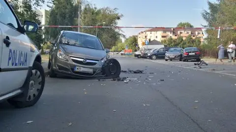 BMW staranowało auta przed komendą policji. "Kierowca z 2,5 promila"