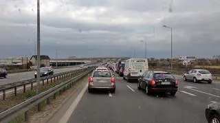 Tir zablokował dwa pasy autostrady