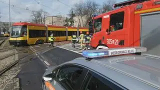 Kierowca forda uderzył w bok tramwaju