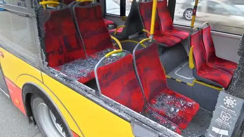 Roztrzaskane szyby po zderzeniu autobusów