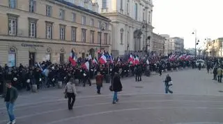 Kibice Polonii idą przez miasto