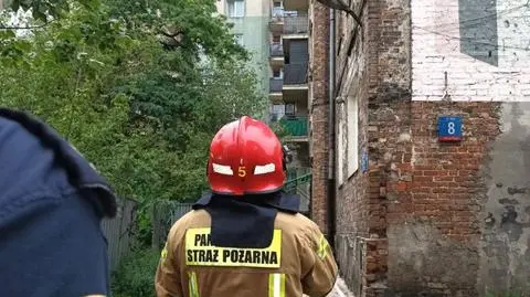 Odruchowo spojrzał w górę, tuż przed nim spadł duży fragment elewacji kamienicy