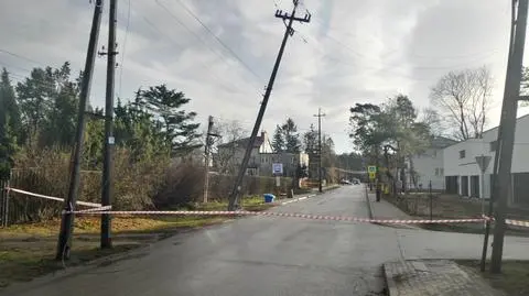 Ciężarówką uszkodził słup energetyczny. Droga zablokowana