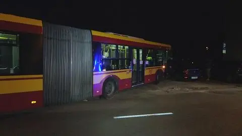 Autobus miejski zderzył się z trzema samochodami