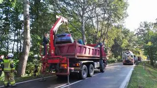 BMW spadło z nasypu po zderzeniu z betoniarką