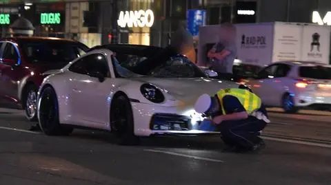 Potrącił niepełnosprawnego na Marszałkowskiej. Miał zatrzymane prawo jazdy. Zarzuty i wniosek o areszt