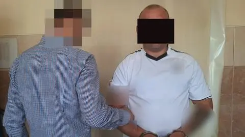 Wszedł za ladę, wykręcił rękę barmance, uciekł z pieniędzmi