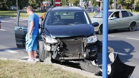 Mazda zajechała drogę. Kolizja utrudniła ruch na lotnisko