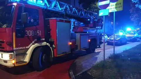 Pożar w mieszkaniu na Grochowie. "W środku strażacy znaleźli starszą kobietę"