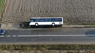 Autobus zsunął się do rowu