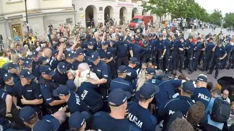 Policja usunęła siłą blokujących Krakowskie Przedmieście 