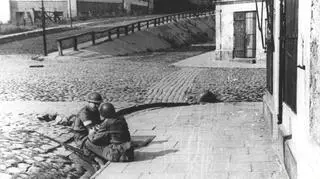 Patrol powstańczy u wylotu ul. Oboźnej podczas Powstania Warszawskiego, z lewej str. Tadeusz Gnerowicz z 4 kompanii Zgrupowania Krybar, 1944 r.