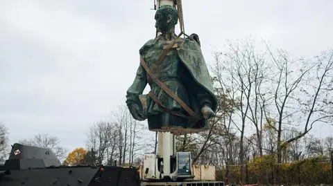 Pomnik Dzierżyńskiego, transporter opancerzony. Eksponaty trafiają do Muzeum Historii Polski
