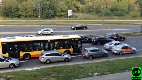 Stanęły na pustej drodze. Tak taksówki blokowały Warszawę
