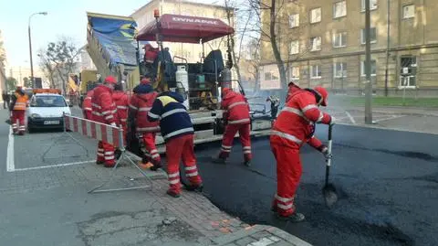 Kładą nowy asfalt na Ogrodowej. Ulica zamknięta