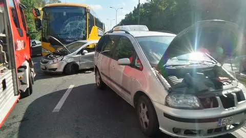 Zderzenie trzech aut z autokarem. "Jechały nim pielęgniarki"