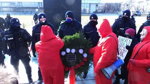 Policja i wojsko rekwirują wieńce pod pomnikiem smoleńskim. Na podstawie jakich przepisów?