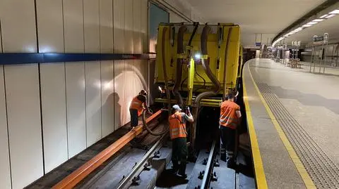 Ogromna maszyna do odkurzania stacji i tunelów metra