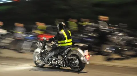 Nocny przejazd motocyklistów przez stolicę. "Świeć przykładem"