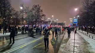 Uczestnicy protestu ruszyli przed siedzibę premiera