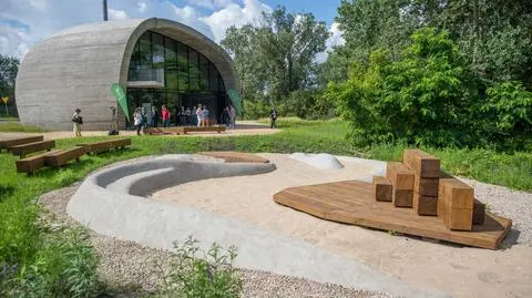 Wielki kamień ze szklaną ścianą. Nietypowy budynek wreszcie otwarty