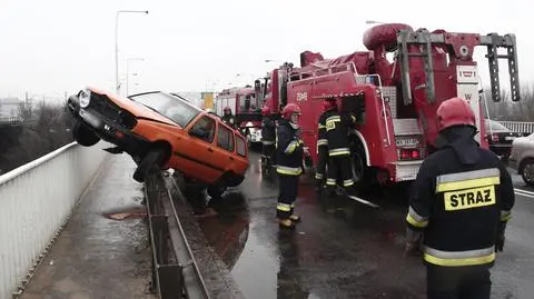 Volkswagen na barierkach zablokował most Gdański