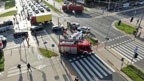 Karetka przewróciła się po wypadku. Jechała z pacjentem