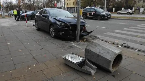 Zderzenie dwóch aut na Mokotowie. Betonowy śmietnik uderzył pieszego