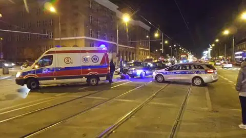 Mercedes zderzył się ze skuterem na rogu al. Solidarności i Żelaznej