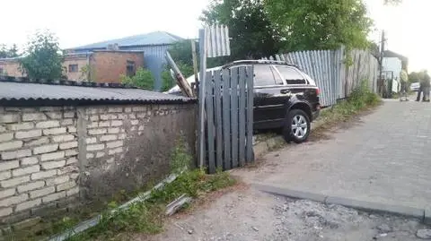 Chciał ukraść volvo na oczach właściciela, wjechał w płot