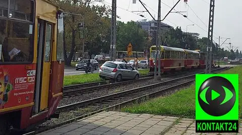 Samochód na torach, tramwaje stanęły