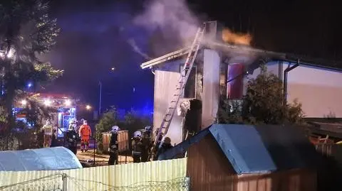 Akcja gaśnicza pod Pruszkowem. Ogień zajął poddasze budynku jednorodzinnego
