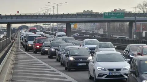 "Samochód ciężarowy blokował prawy pas". S8 stanęła w korku