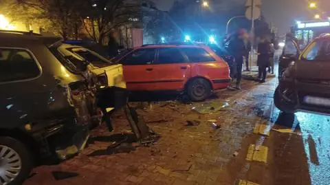 Po kolizji wpadli w zaparkowane auta. Sześć samochodów uszkodzonych