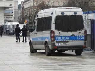 Obserwacja pomnika smoleńskiego przez policjantów w radiowozie i pieszy patrol (11.03.2024).