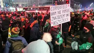 Protestujący na rondzie Dmowskiego