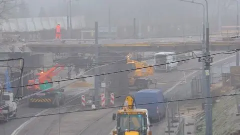 Ciężki sprzęt na Obozowej. Ulica zamknięta