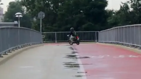 Motocyklem po kładce. "Robi to regularnie"