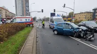 Zderzenie samochodu osobowego i karetki na Wołoskiej