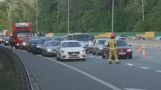 Ciężarówka zawisła na betonowej barierze