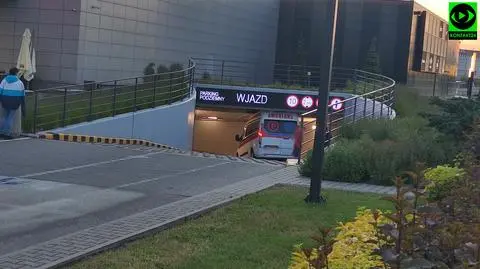 Ambulans utknął na wjeździe do podziemnego parkingu. "Zgubił koguty"