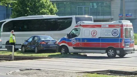 Grójecka: zderzenie tramwaju i toyoty. Kierowca w szpitalu