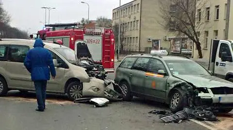 Wyjeżdżała z parkingu, uderzyła w taksówkę