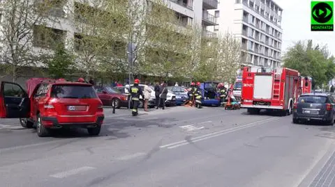 Wypadek na Jana Kazimierza. Po zderzeniu wpadli na zaparkowane auta