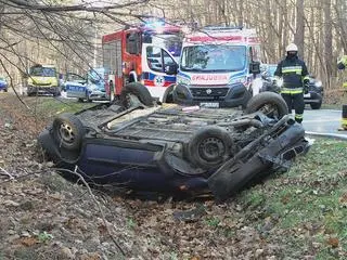 Auto wjechało do rowu na wojewódzkiej "720"